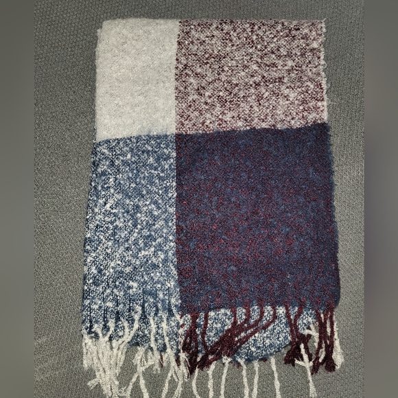 Large scarf - Picture 3 of 3